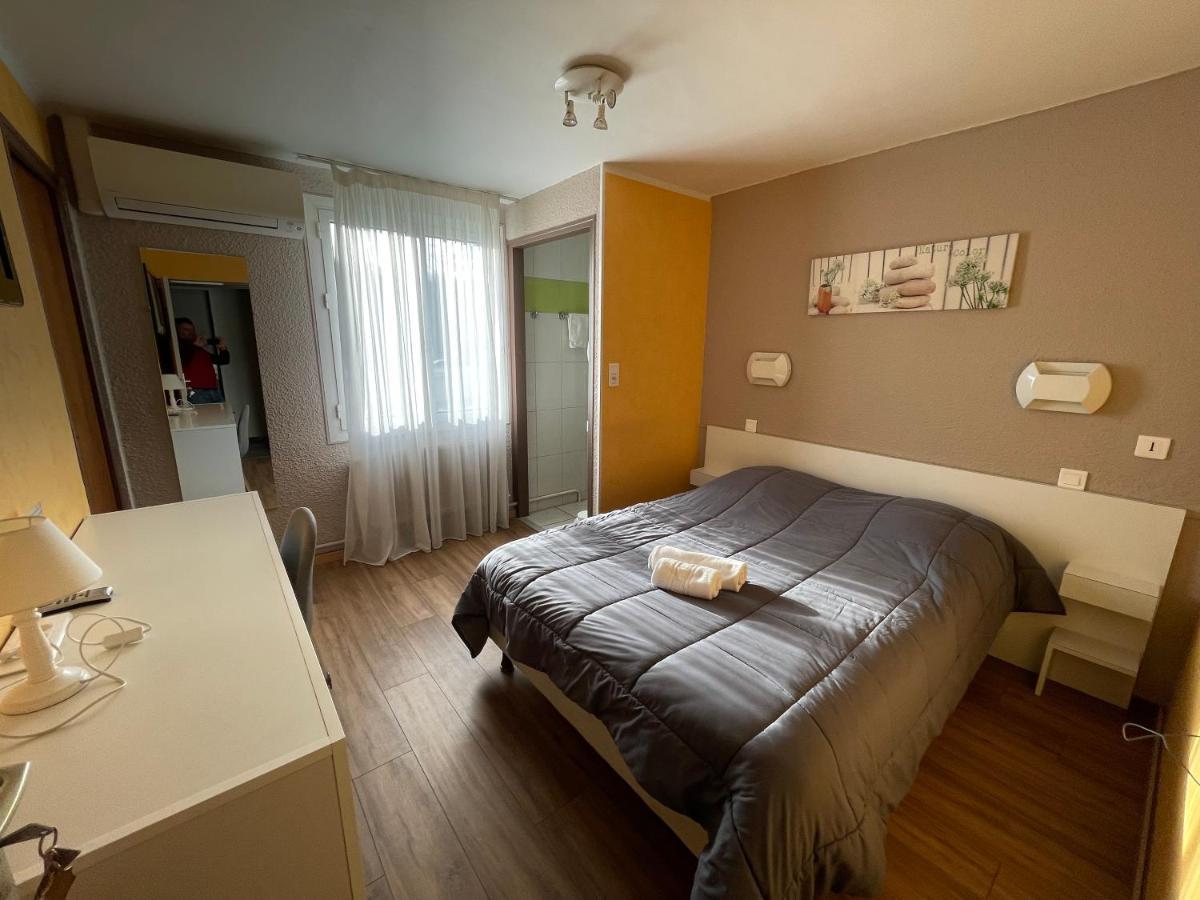 Hotel Les Chenes Систерон Екстериор снимка