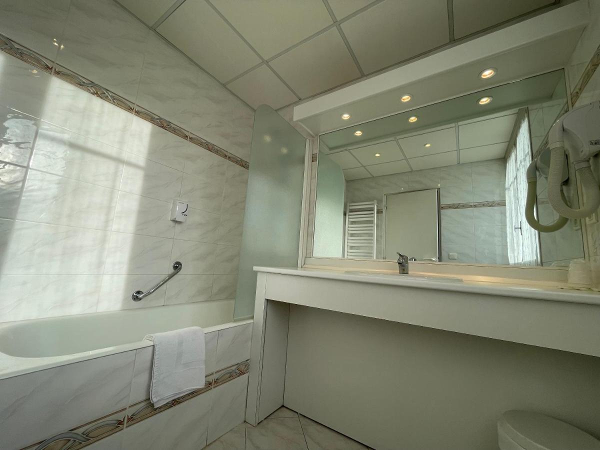 Hotel Les Chenes Систерон Екстериор снимка