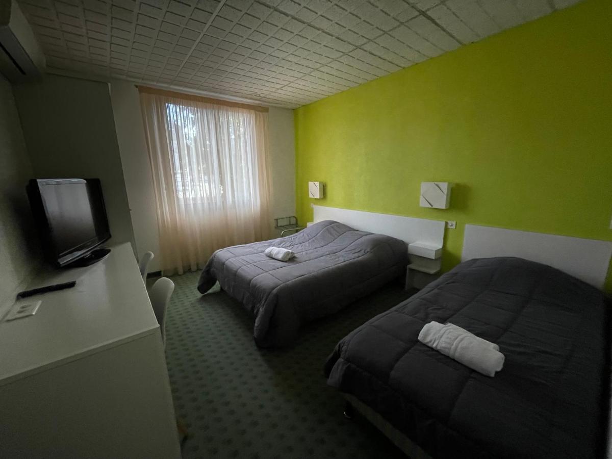 Hotel Les Chenes Систерон Екстериор снимка