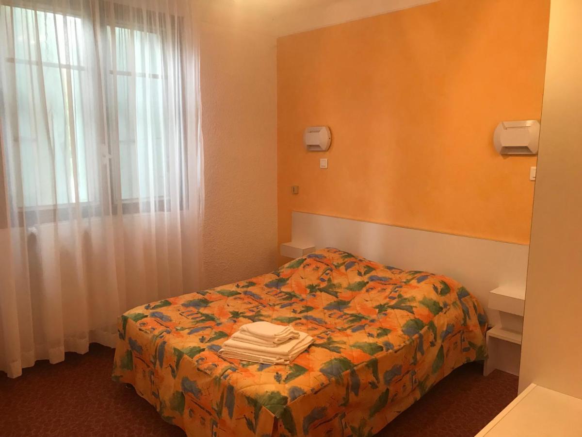 Hotel Les Chenes Систерон Екстериор снимка