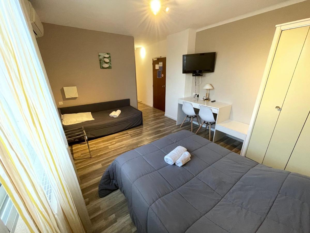Hotel Les Chenes Систерон Екстериор снимка