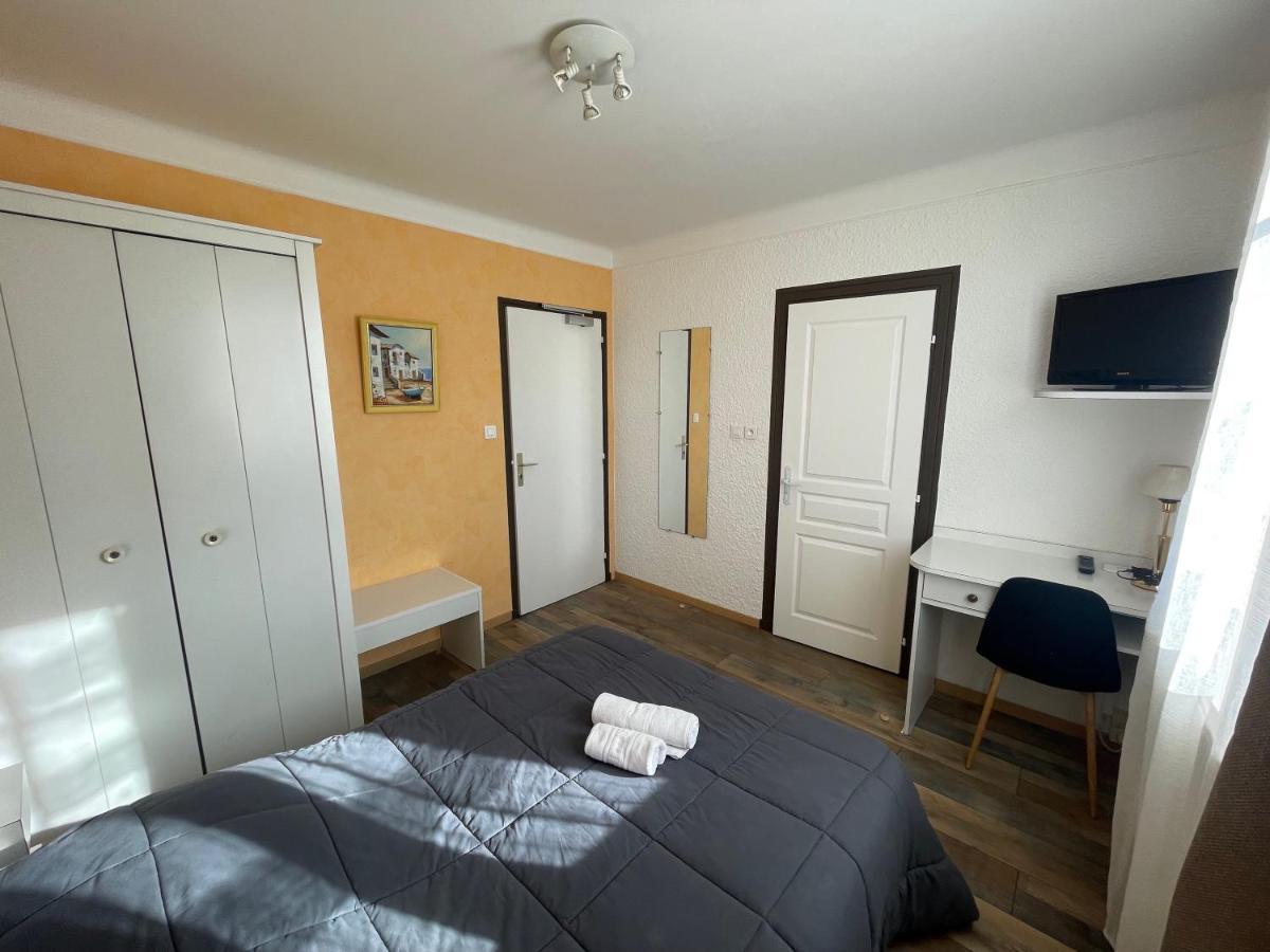Hotel Les Chenes Систерон Екстериор снимка