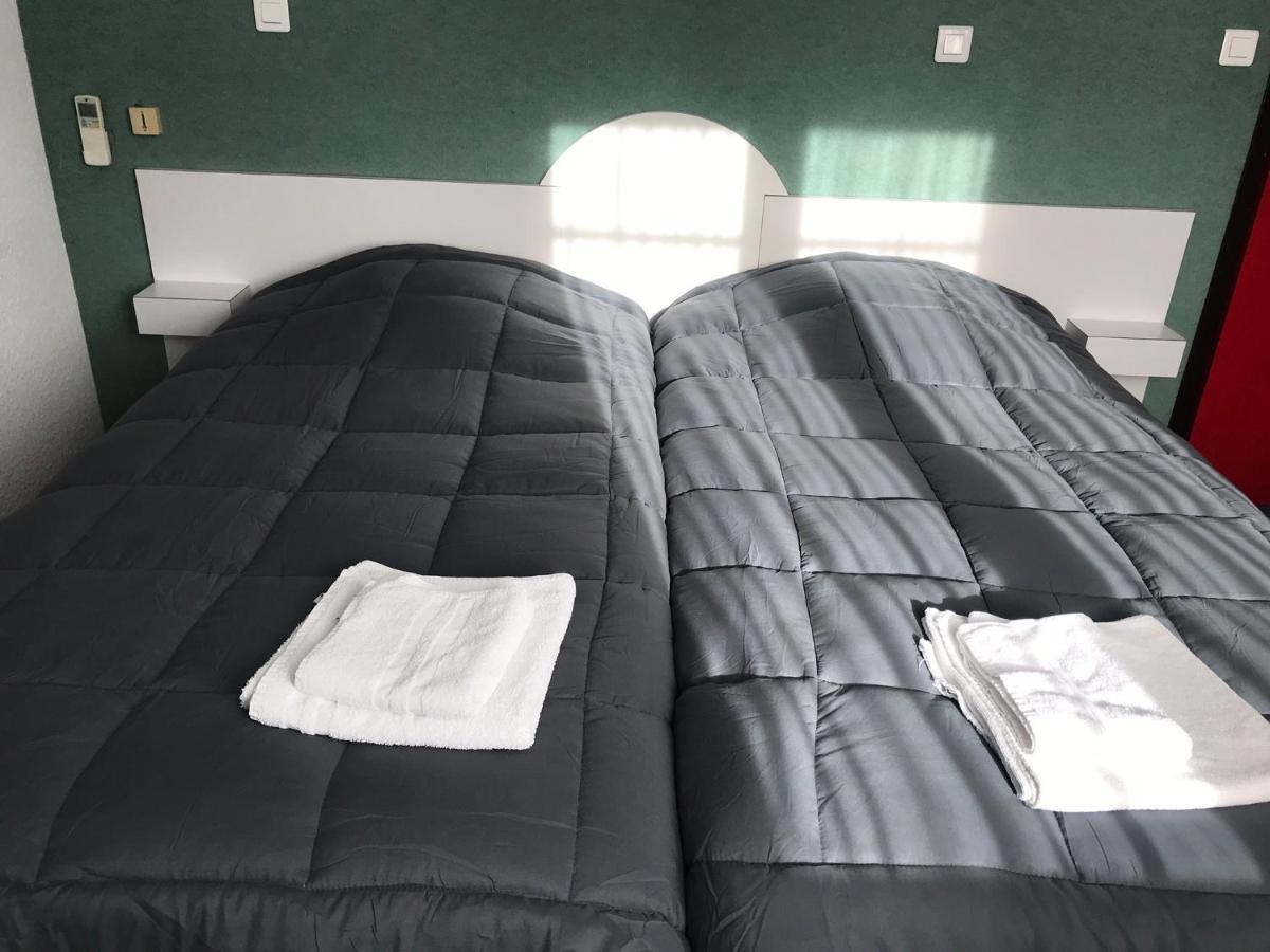 Hotel Les Chenes Систерон Екстериор снимка