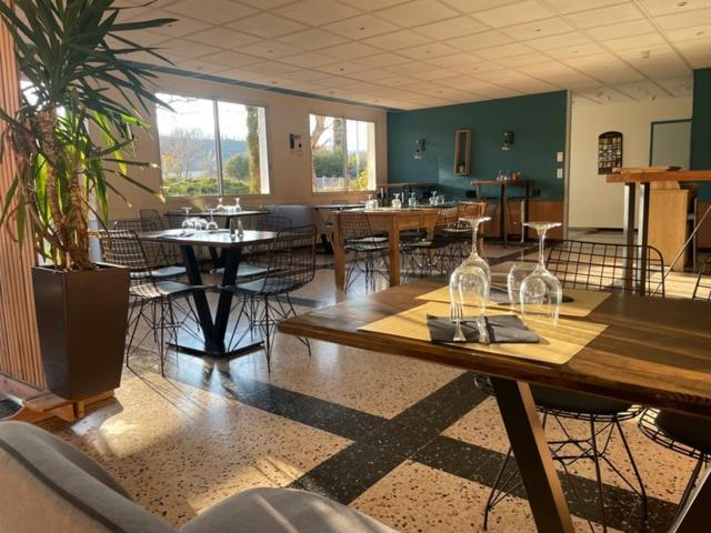 Hotel Les Chenes Систерон Екстериор снимка