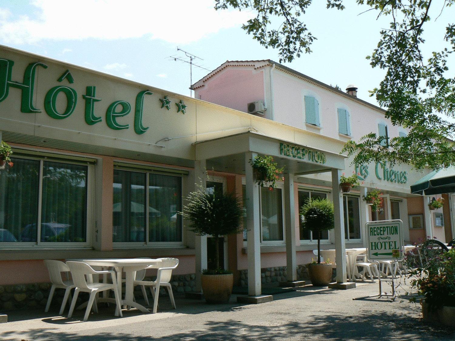 Hotel Les Chenes Систерон Екстериор снимка