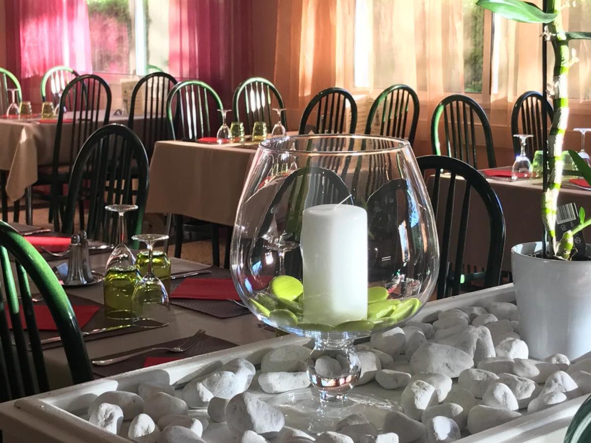 Hotel Les Chenes Систерон Екстериор снимка