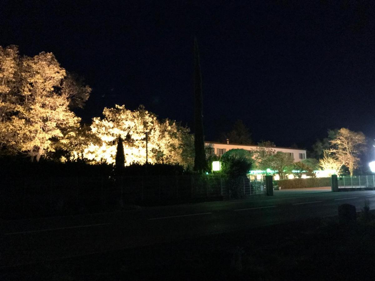 Hotel Les Chenes Систерон Екстериор снимка